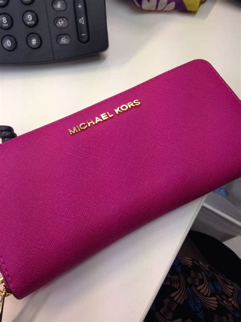 michael kors pink wallet outlet.